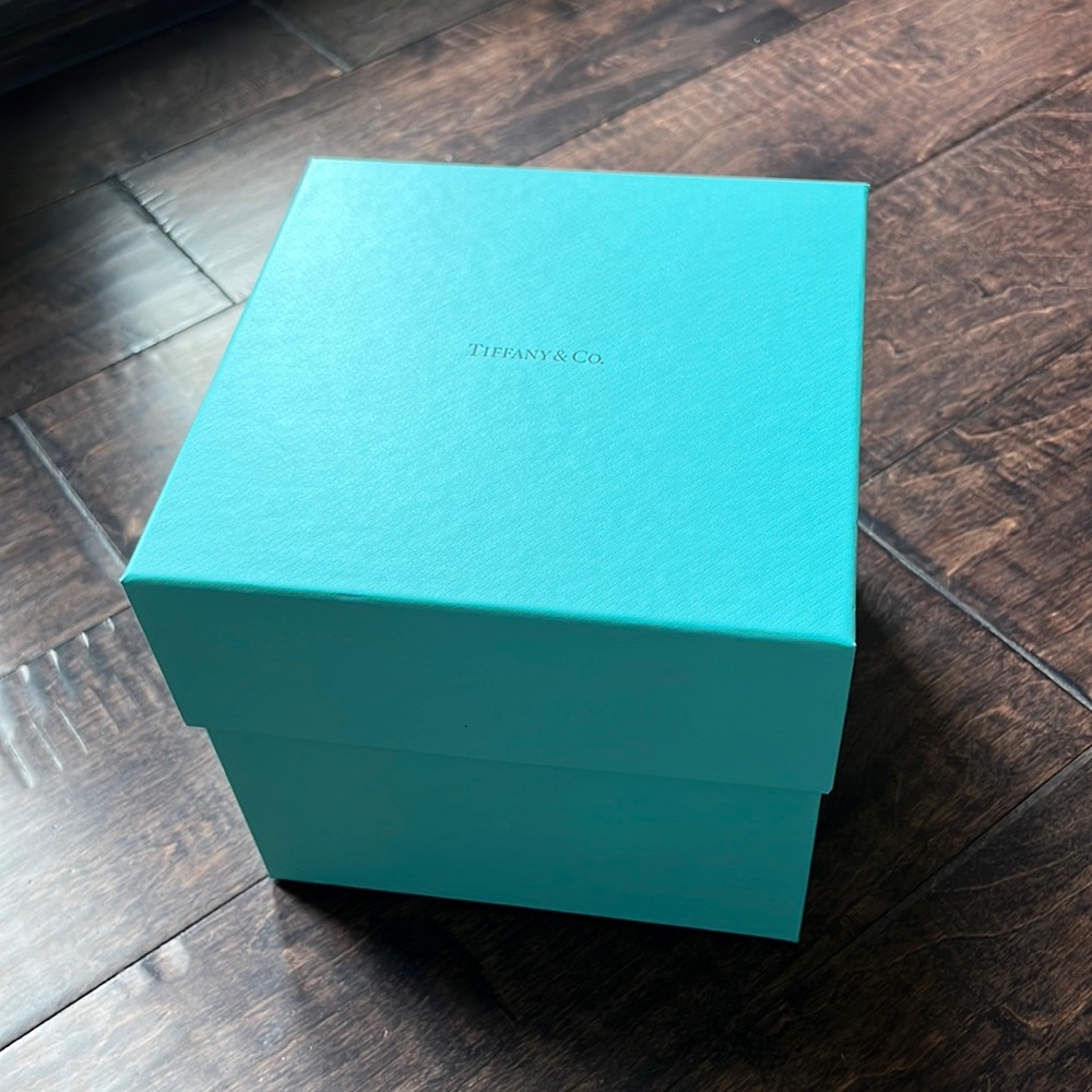 TIFFANY GIFT BOX *LARGE (7.5in x 7inch)